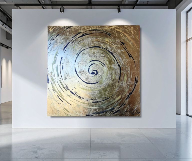 Abstraktes Gemälde mit Spiralmuster in Gold- und Schwarztönen hängt in einer modernen Galerie mit weißer Wand und Marmorfußboden.